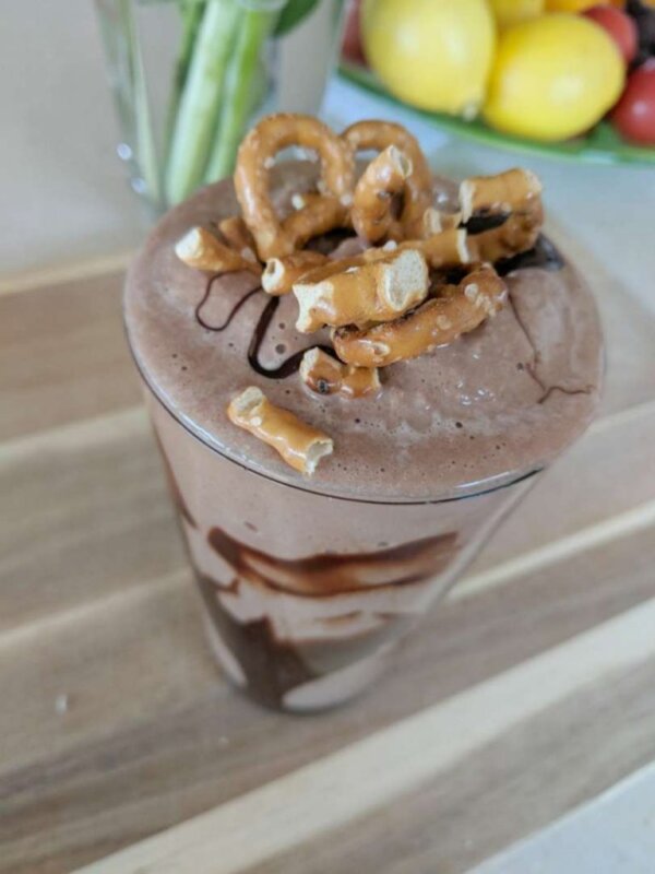 Sweet-and-salty-chocolate-pretzel-smoothie-768×1024